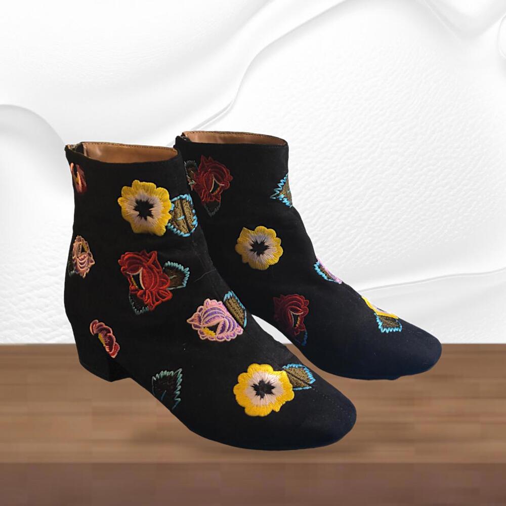 Betsey Johnson Womens Twiggy Embroidered Suede Ankle Black Booties Size 8